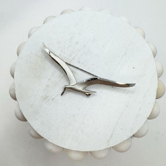 Vintage Silver Tone Flying Seagull Brooch Pin Coastal Beachy - Picture 2 of 6